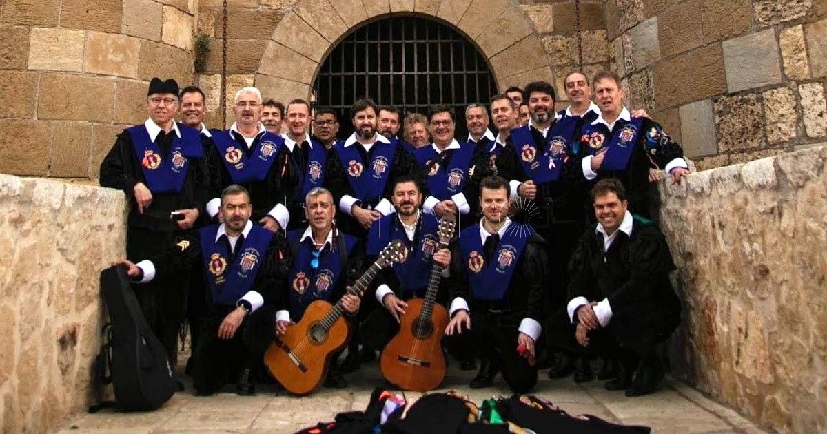 Miembros de la Asociación de Antiguos Tunos del Campus Universitario de Melilla. Cuarentuna de Melilla.