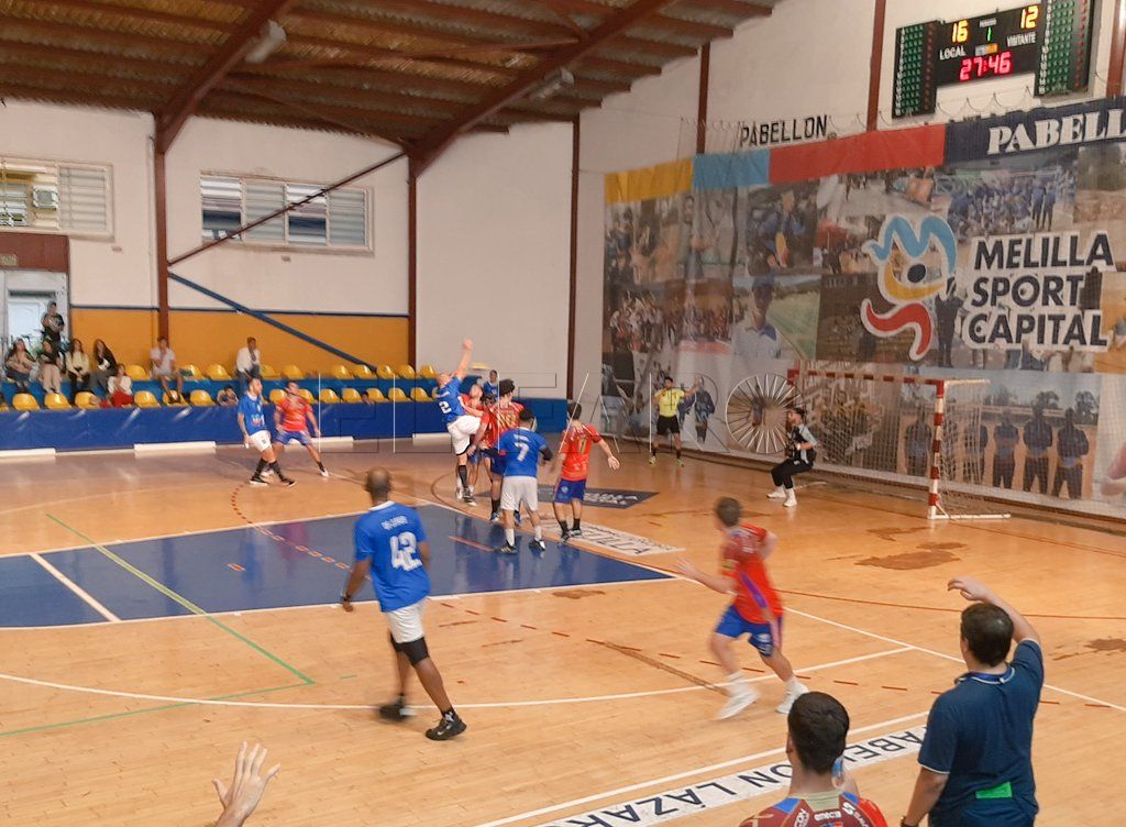 FekICaLWYAAvfDA El Virgen de la Victoria barre de la pista al BM Montequinto