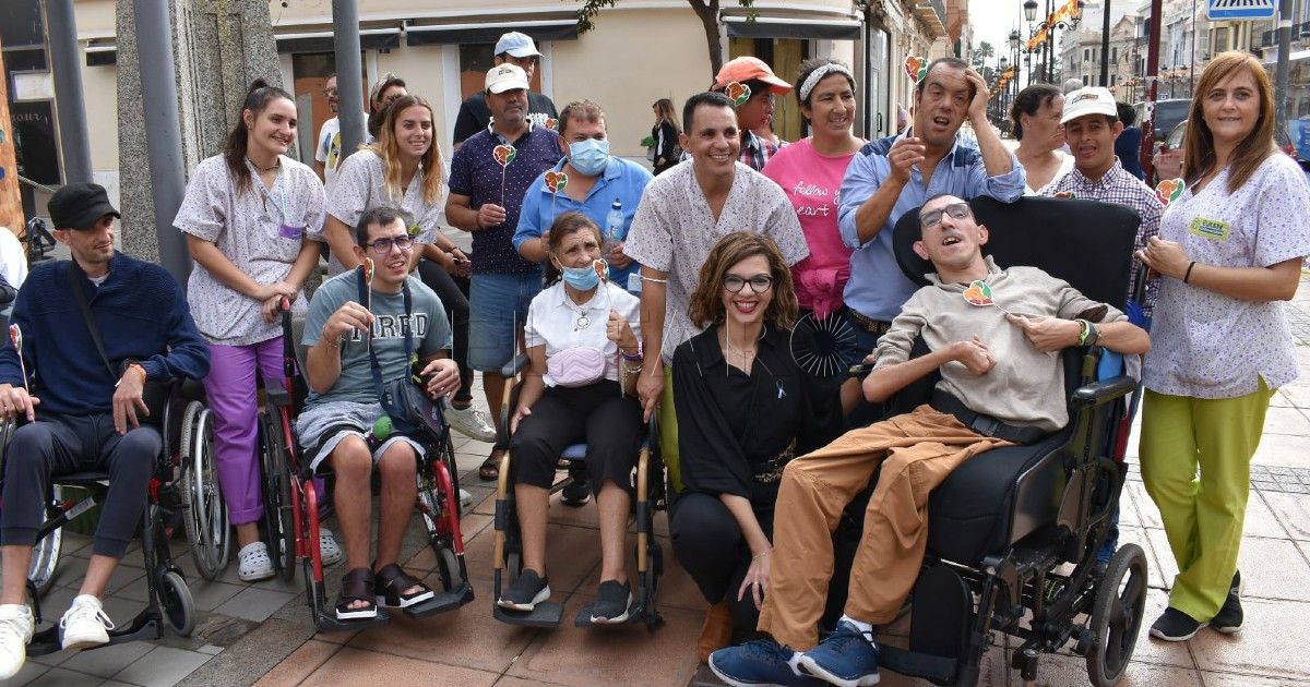 Foto de familia en el Día de la Salud Mental Gobierno y Feafes celebran el Día Mundial de la Salud Mental con la promesa de un piso tutelado en Melilla
