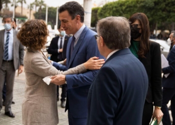 Gloria Rojas saluda a Pedro Sánchez durante la visita a Melilla de marzo pasado El Plan Estratégico Integral que se aprueba hoy prevé una inversión de 356 millones en Melilla