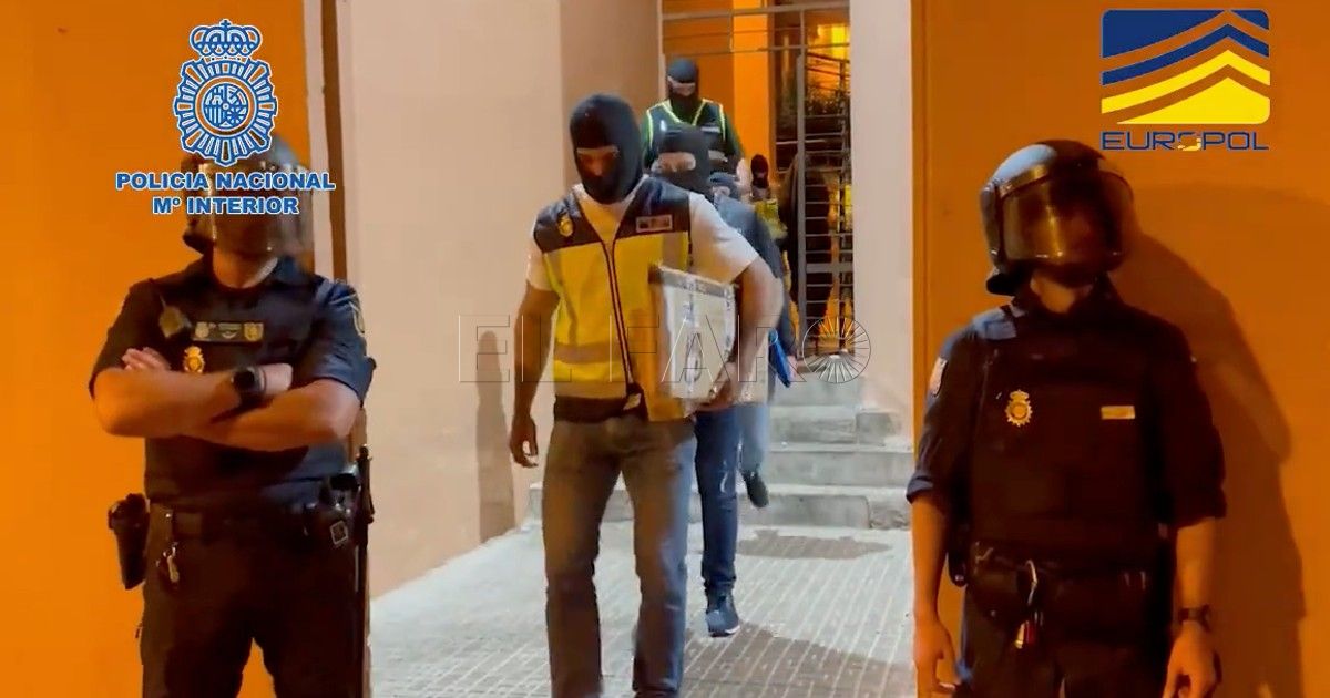 Momento de la redada antiyihadista en Melilla La mezquita blanca de La Cañada, en otra operación antiyihadista