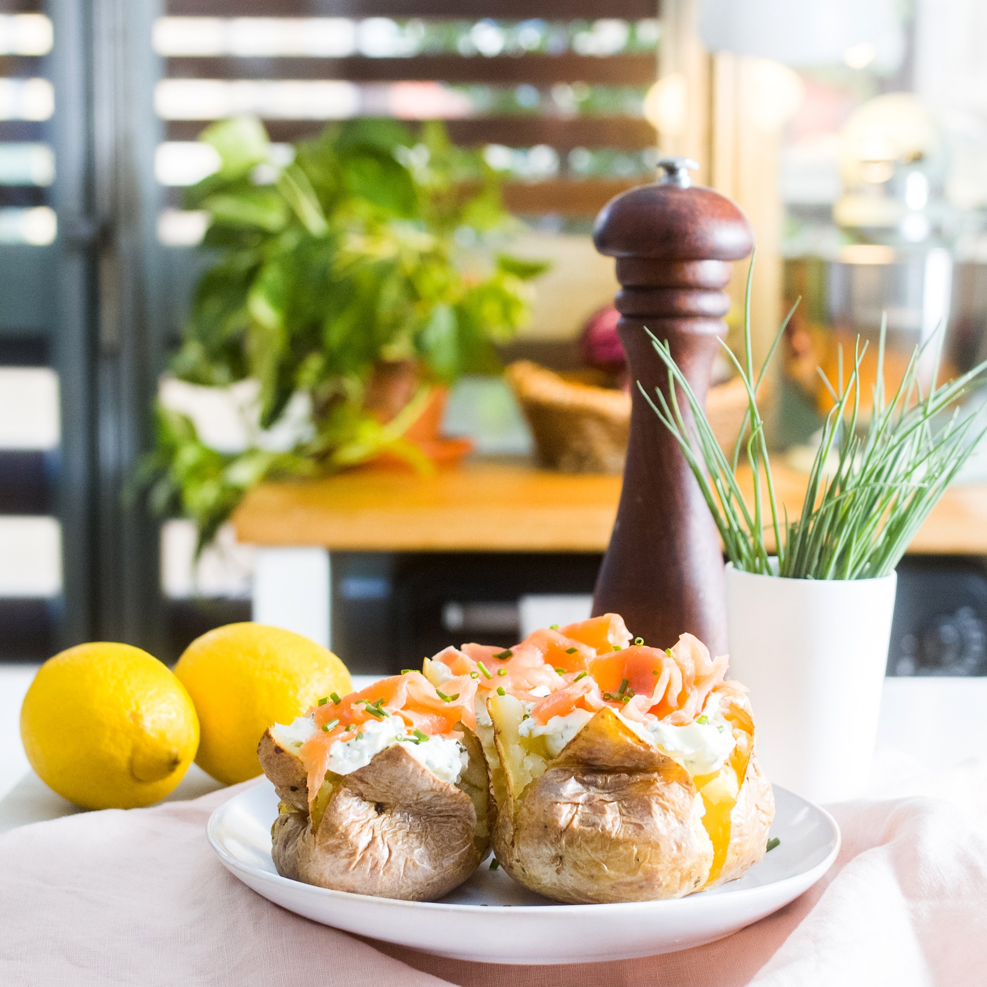 Patatas al horno con salmon ahumado Cocina en otoño: Tres fáciles recetas para celebrar el Día del Chef