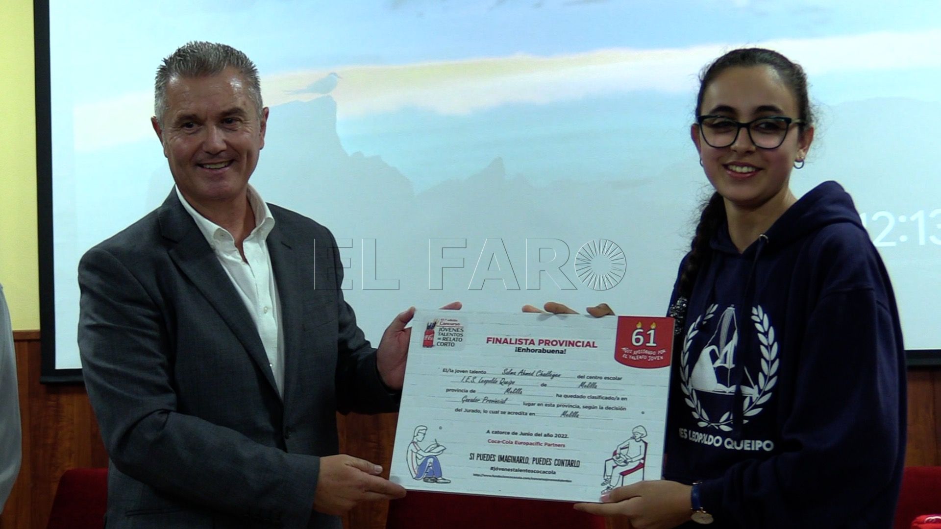 Salma Ahmed recibe el premio del Concurso de relato corto de Coca Cola Salma Ahmed recibe el premio del Concurso de relato corto de Coca-Cola