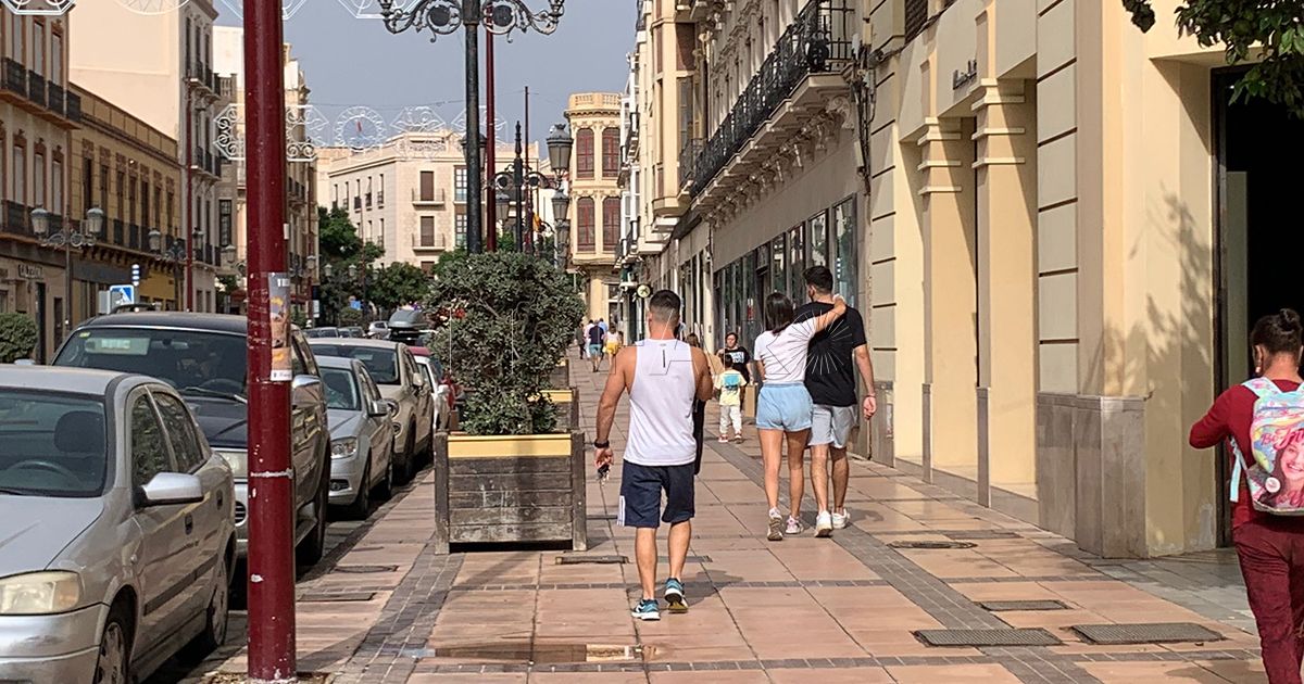 Temperaturas veraniegas Melilleses aprovechan las altas temperaturas en otoño para hacer deporte o comer en terrazas