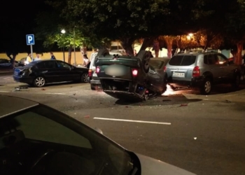 Vuelca un coche en General Astilleros y daña tres vehículos estacionados Vuelca un coche en General Astilleros y daña tres vehículos estacionados