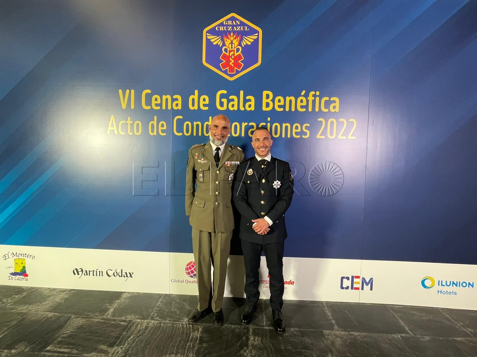 El brigada Julio Gutiérrez (izquierda) y el policía local Álvaro García (derecha).