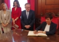 WhatsApp Image 2022 10 27 at 09.57.07 1 1 Isabel Rodríguez firma el Libro de Oro de la Ciudad durante su visita a Melilla