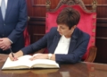WhatsApp Image 2022 10 27 at 09.57.08 2 1 Isabel Rodríguez firma el Libro de Oro de la Ciudad durante su visita a Melilla