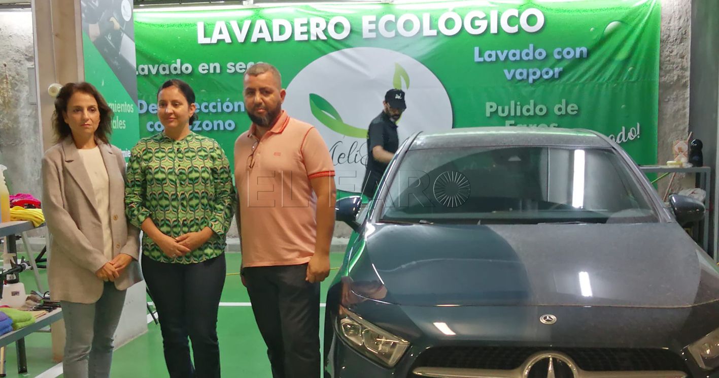 dunia y yonaida recorte 2 Emvismesa inaugura un lavadero ecológico en el aparcamiento de Isla Talleres