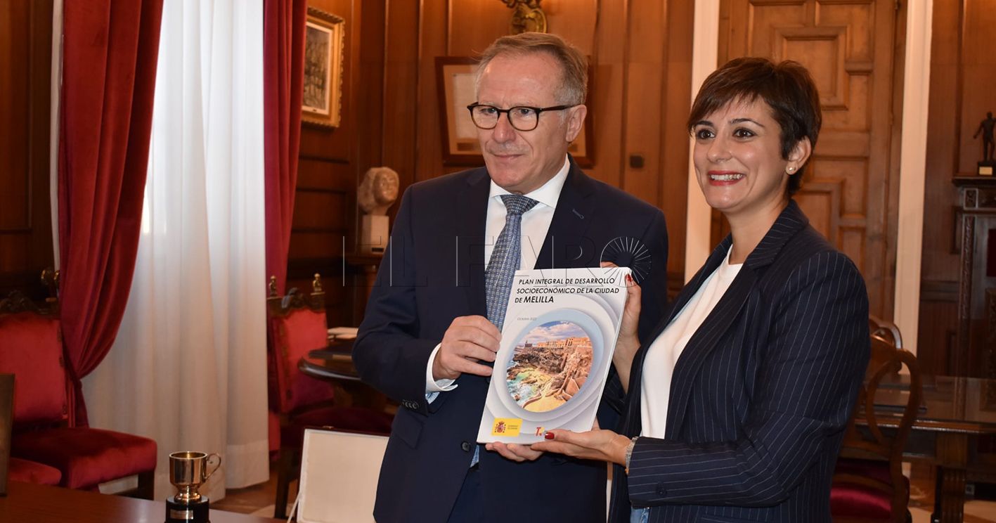 foto buena Isabel Rodríguez firma el Libro de Oro de la Ciudad durante su visita a Melilla