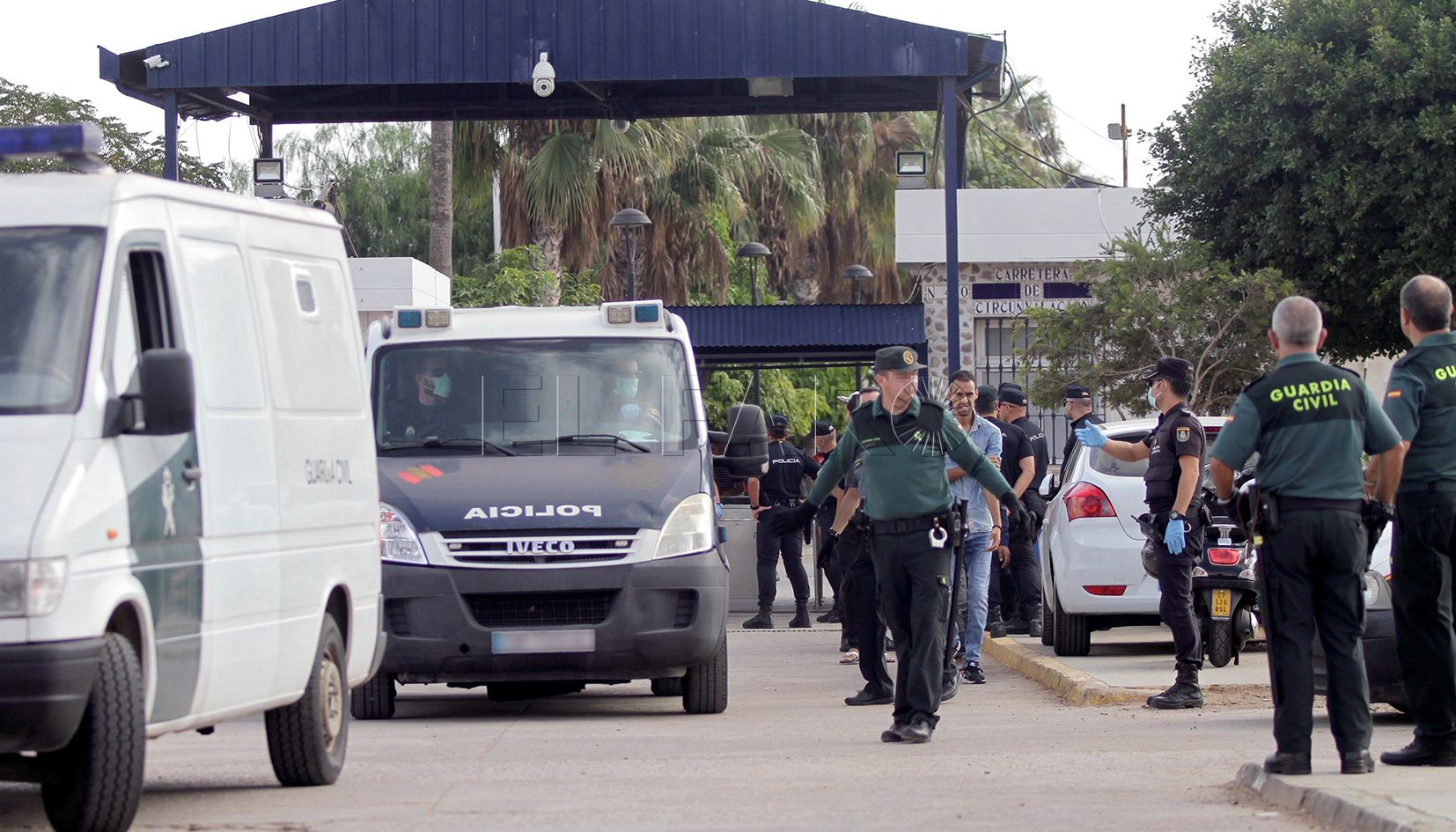 GRAF1687. MELILLA, 21/10/2018.- Efectivos de la Guardia Civil y Policía Nacional trasladan a los inmigrantes de origen subsahariano tras el salto que han realizado hoy a la valla que separa la ciudad española de Melilla, fronteriza con Marruecos, en un nuevo intento masivo de entrar de manera irregular en España. El salto se saldó con un inmigrante fallecido y un total de 25 heridos -19 subsaharianos y seis guardias civiles- según los datos facilitados por la Delegación del Gobierno en Melilla. EFE/ F.G. Guerrero