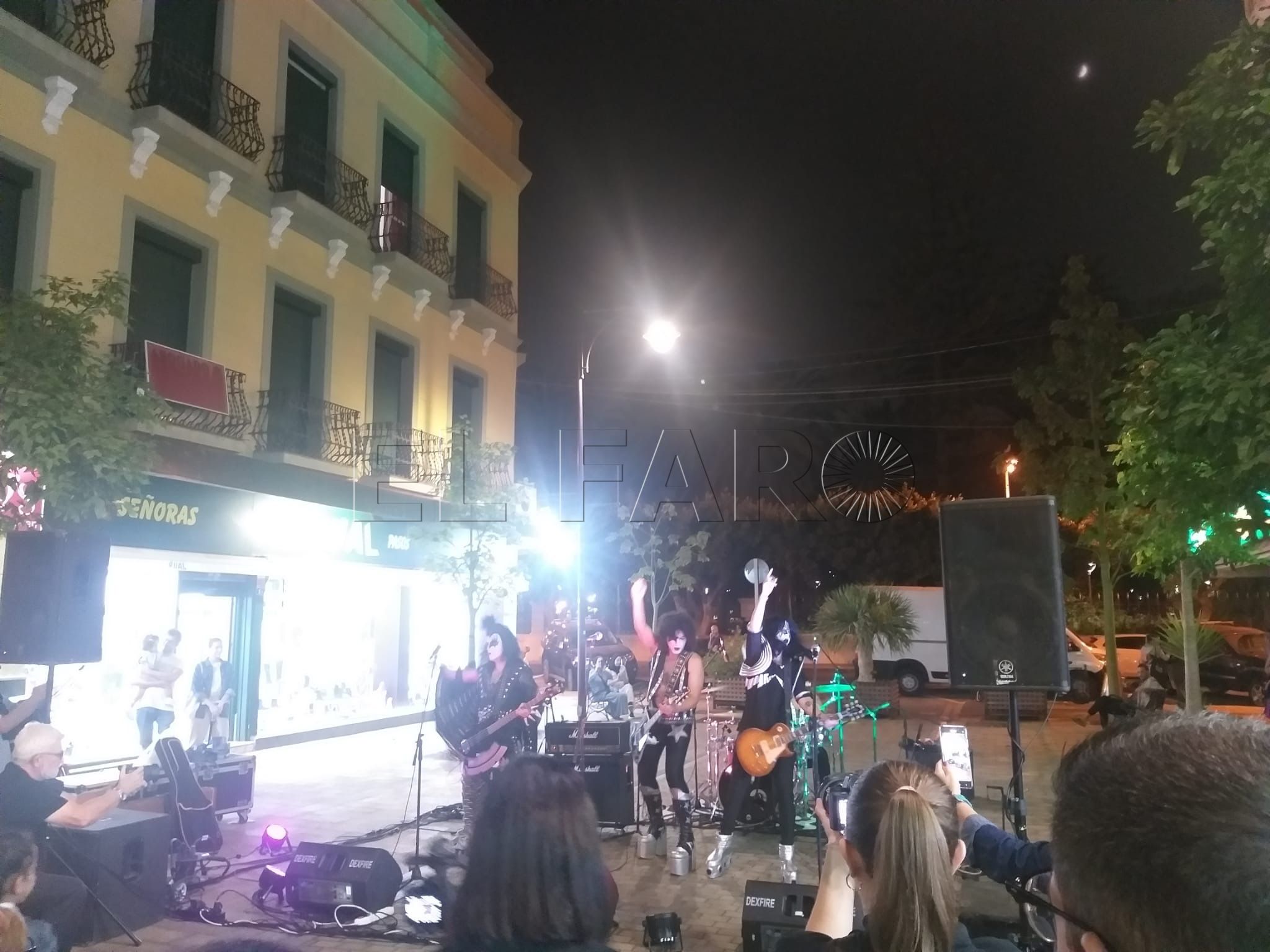Cientos de melillenses se reúnen en el centro para ver el concierto de Kiss Experience
