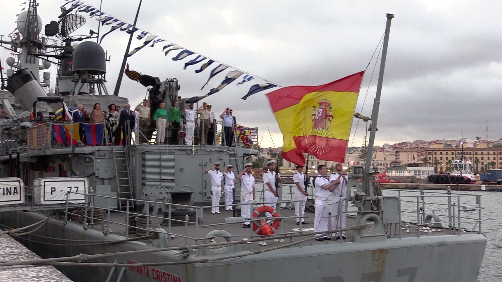k La dotación del patrullero Infanta Cristina realiza el arriado de bandera