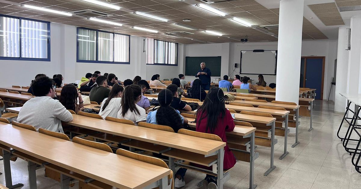 programa internacionalización La Facultad de Ciencias de la Salud de Melilla recibe la visita del director académico de internacionalización