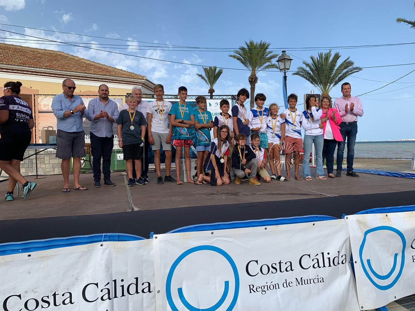 regatistas infantiles en podio Los regatistas del Real Club Marítimo de Melilla, a un gran nivel en el XXIII Surfari