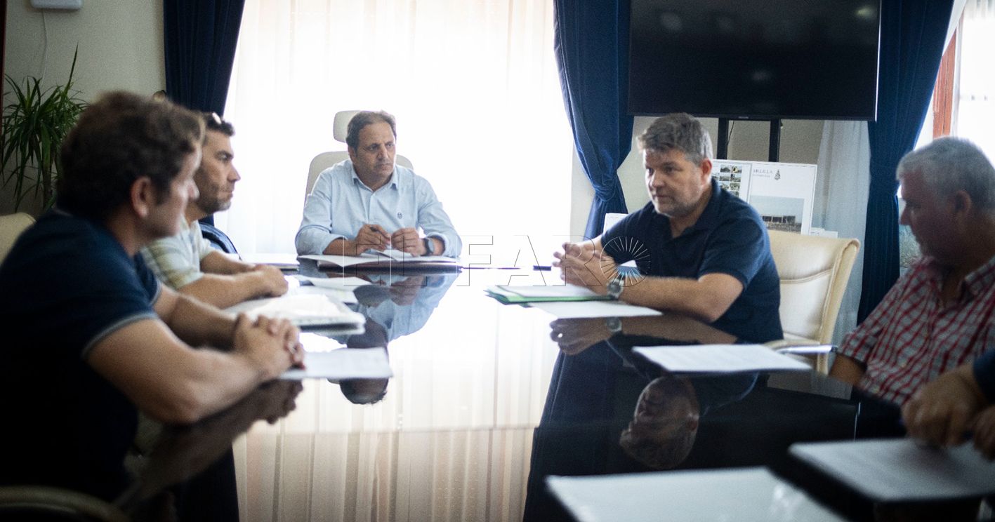 reunión hassan taxistas recorte La Ciudad sacará otra subvención de 200.000 euros para cambiar taxis