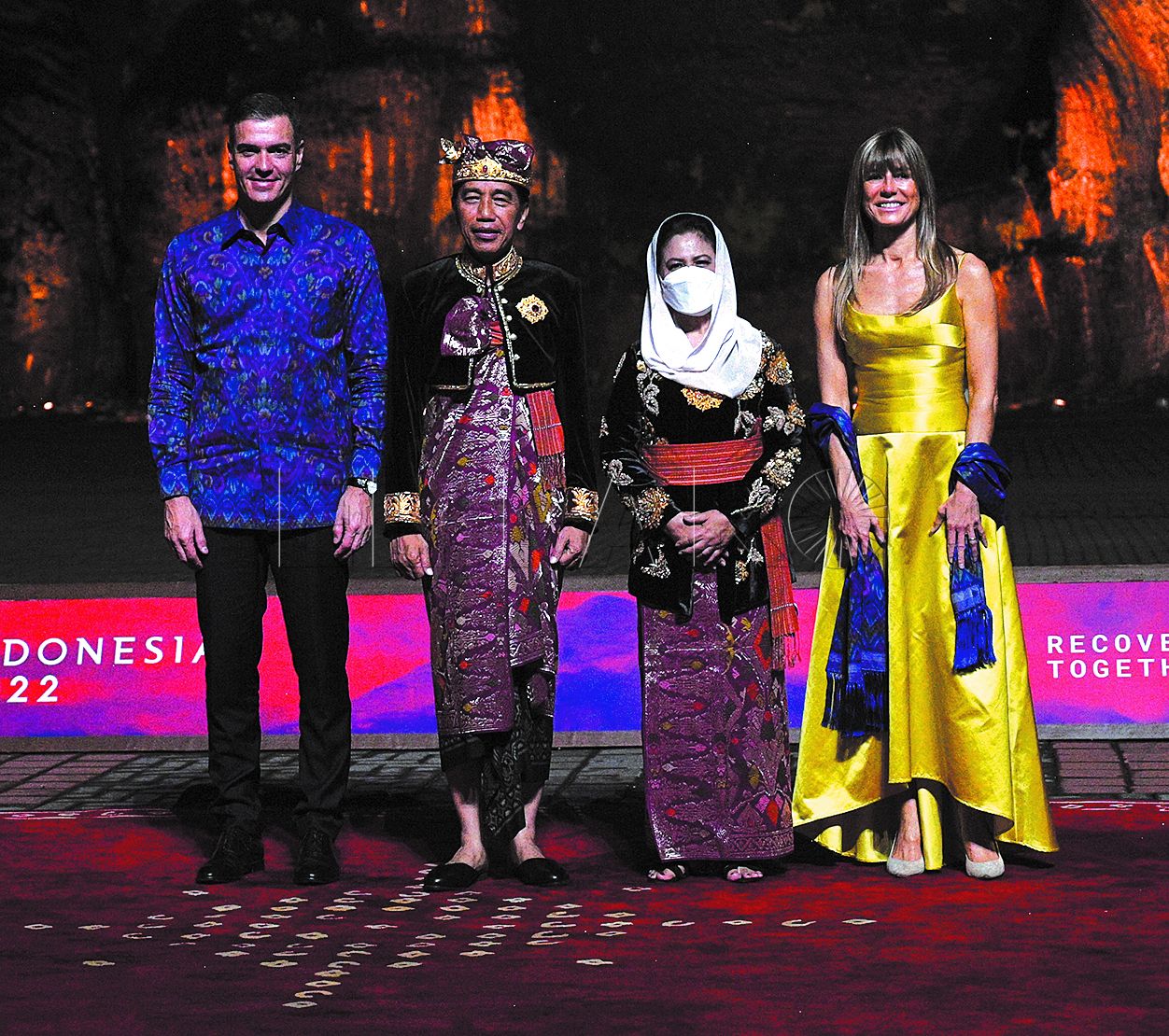 NUSA DUA (INDONESIA), 15/11/2022 (EFE).- Los líderes del G20 se vistieron con las tradicionales camisas indonesias batik para asistir hoy a una cena de gala en la primera jornada de la cumbre que se celebra en la isla de Bali (Indonesia), a la que acudió el presidente del Gobierno, Pedro Sánchez (i), y su mujer, Begoña Gómez (d). El presidente indonesio, Joko Widodo, recibió a los líderes vestido a su vez con un gorro udeng y una falda saput, empleados en ocasiones especiales como ceremonias religiosas balinesas. EFE/ Moncloa Pool/Borja Puig de la Bellacasa SOLO USO EDITORIAL/ SOLO USO DISPONIBLE PARA ILUSTRAR LA NOTICIA QUE ACOMPAÑA/ (CRÉDITO OBLIGATORIO)