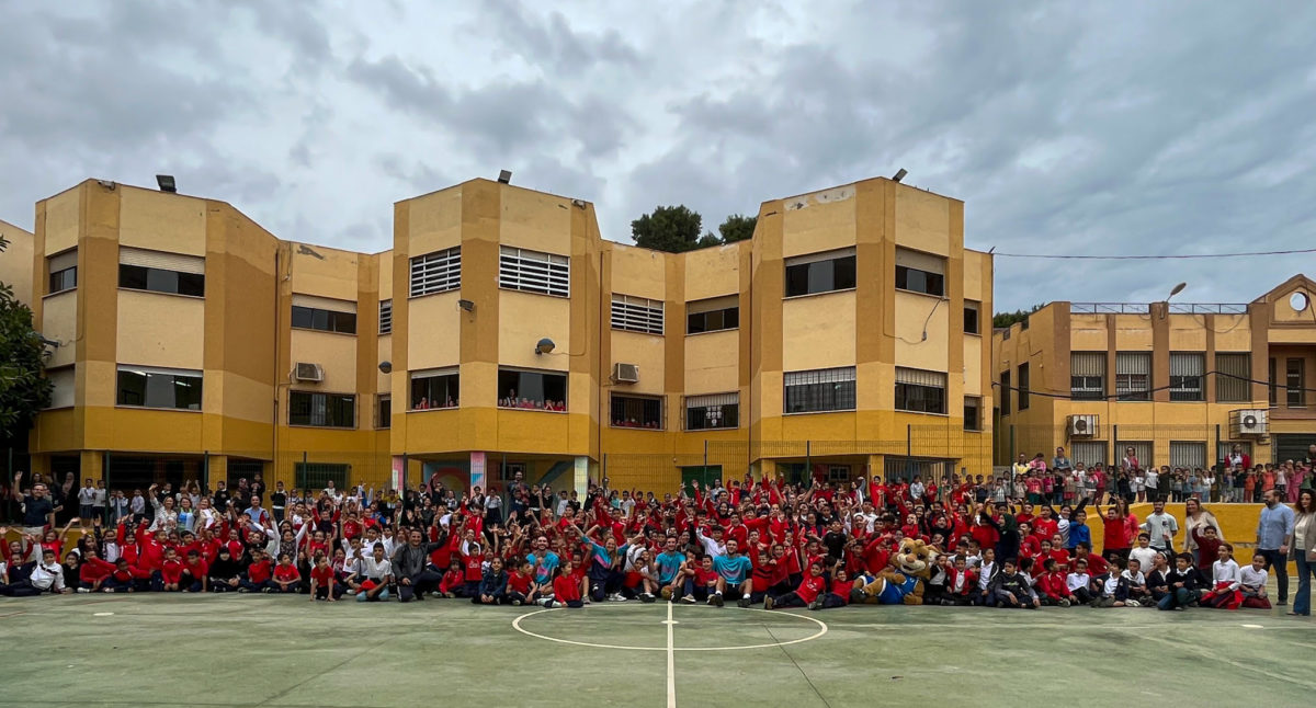 El Decano hace las delicias de los alumnos del CEIP León Solá