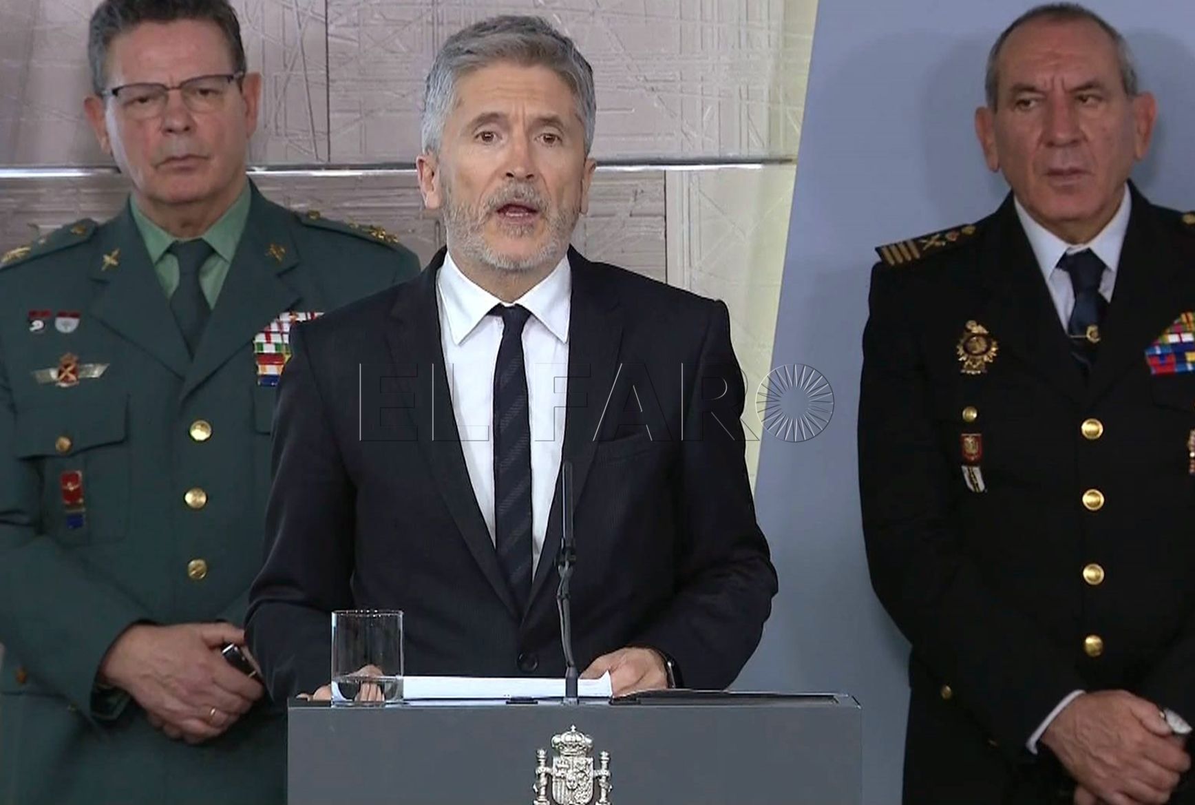 GRAF7343. MADRID, 15/03/2020.- Imagen de televisión del ministros del Interior, Fernando Grande-Marlaska (c), durante la rueda de prensa sobre el coronavirus ofrecida este domingo desde el Palacio de La Moncloa, en Madrid. El gobierno ha destacado el comportamiento de los ciudadanos en la lucha contra la pandemia que ya ha provocado cerca de 300 muertos en España. EFE/EFE-TV