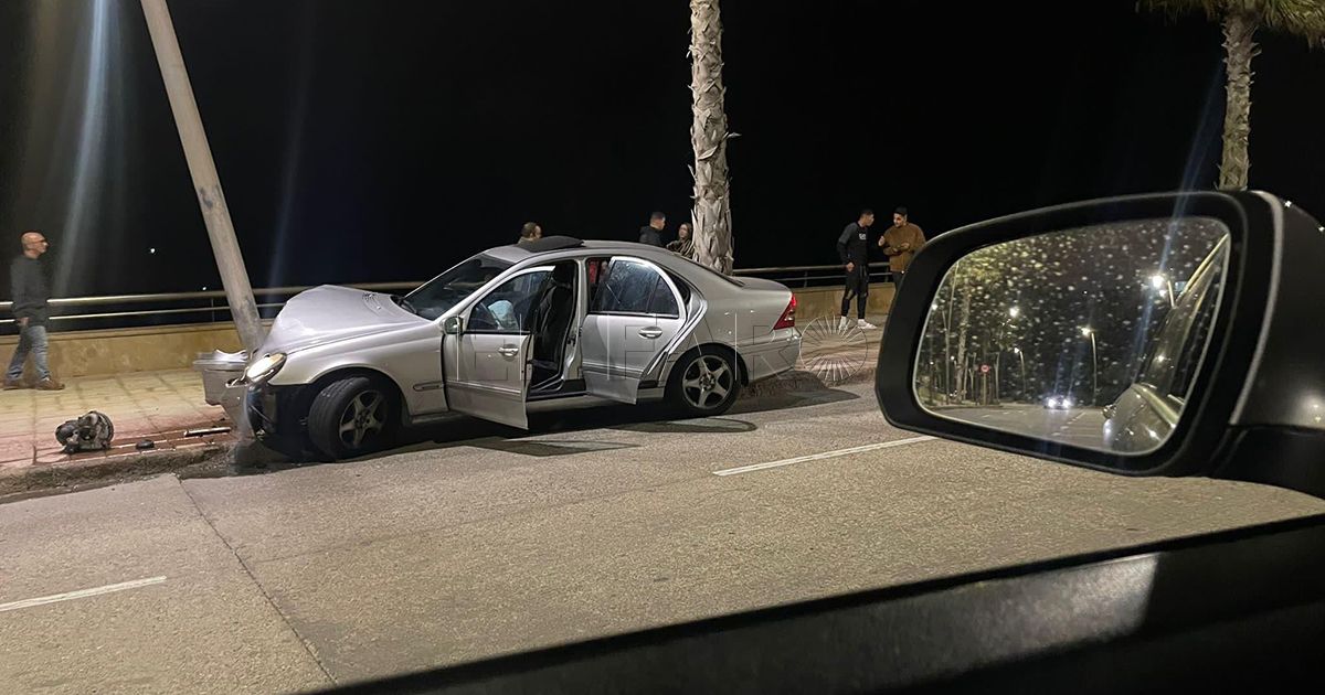 Un coche se estrella contra una farola en Horcas Coloradas