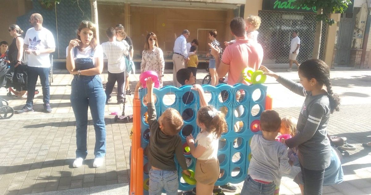 Actividades infantiles El centro de Melilla se llena de vida un domingo con las actividades organizadas por los comerciantes