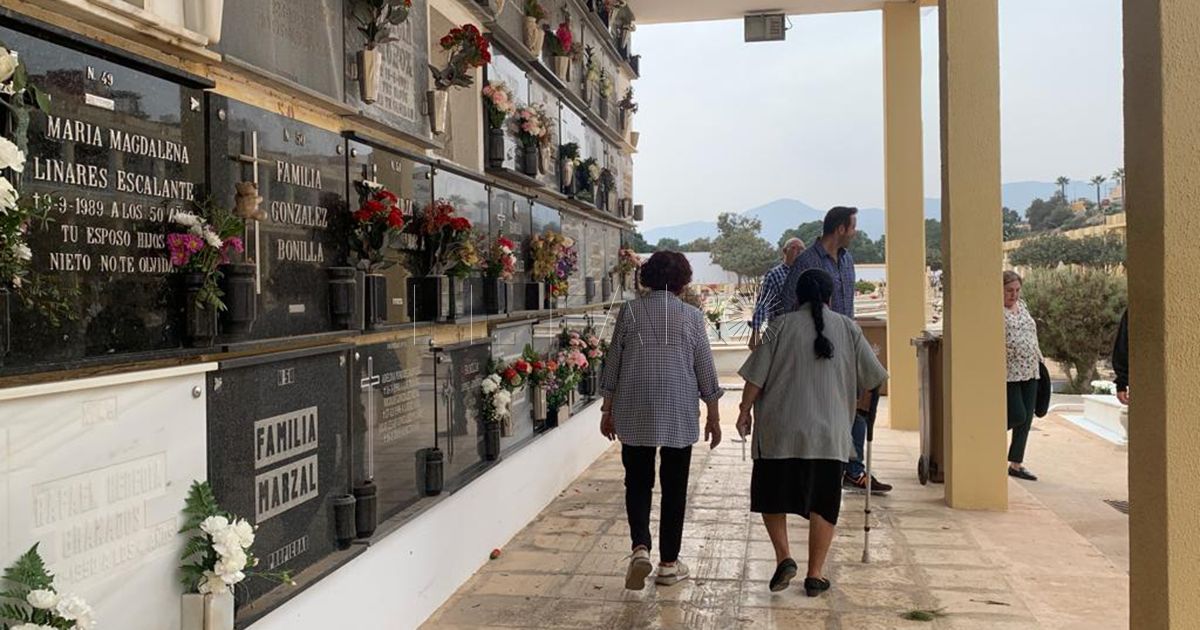 Cementerio 1 El cementerio de La Purísima se llena por el Día de Todos los Santos