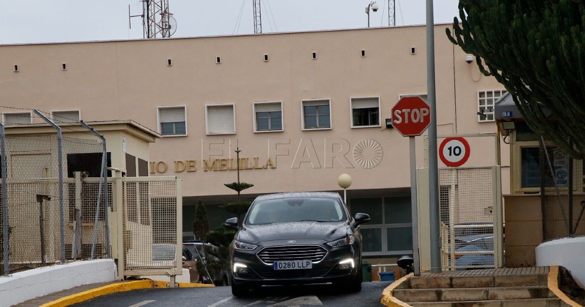 El coche de Sabrina Moh saliendo de la cárcel de Melilla este miércoles La visita de Sabrina Moh a la cárcel de Melilla