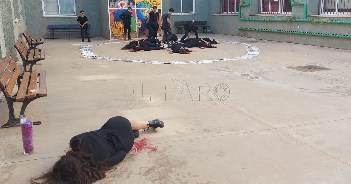 Foto 2 recorte El alumnado de arte del IES Rusadir realiza una 'performance' contra la violencia de género