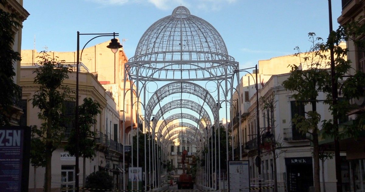 TUNEL El alumbrado de Navidad ya llena las calles de Melilla