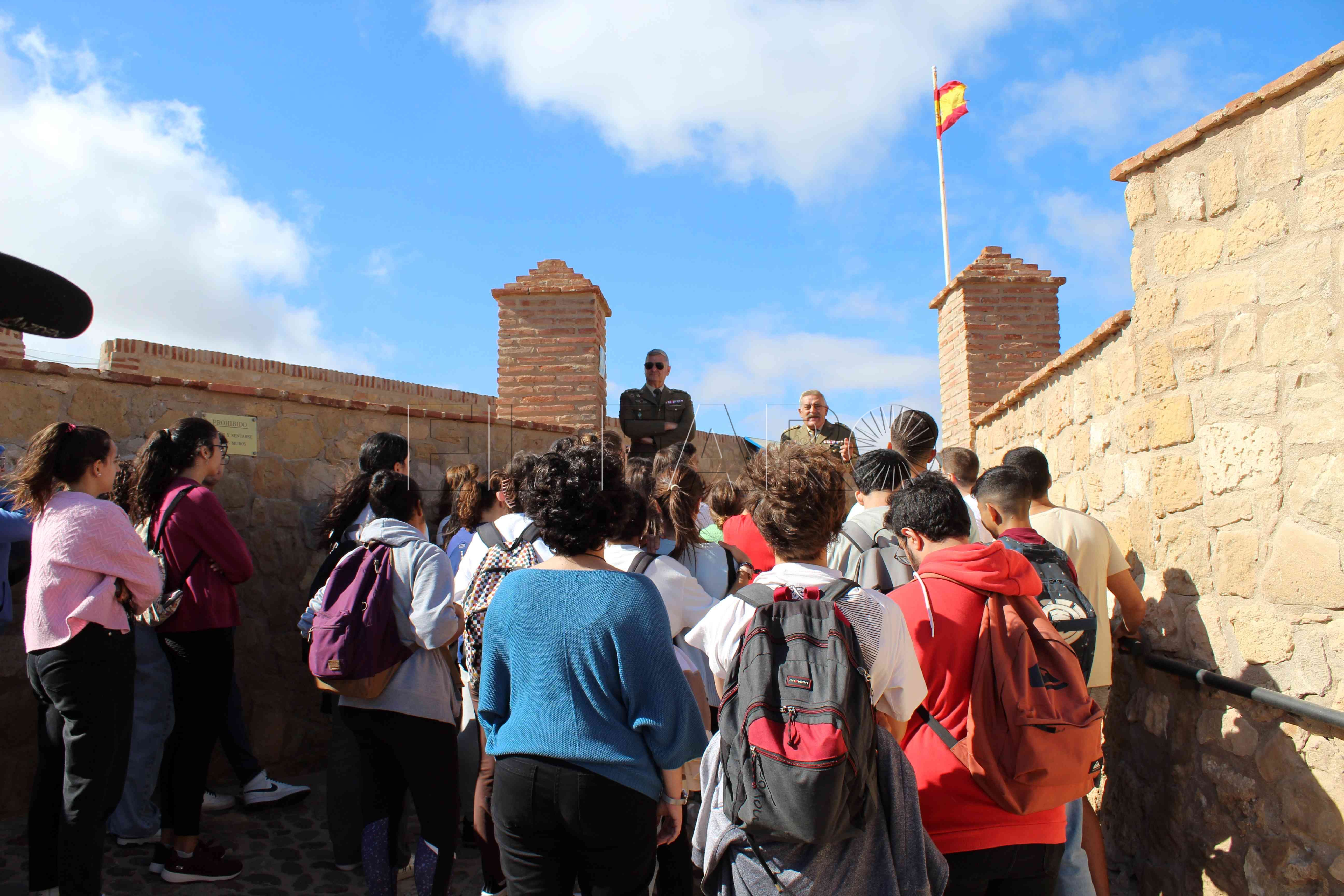 Los alumnos del IES Enrique Nieto visitan la exposición sobre los ingenieros militares