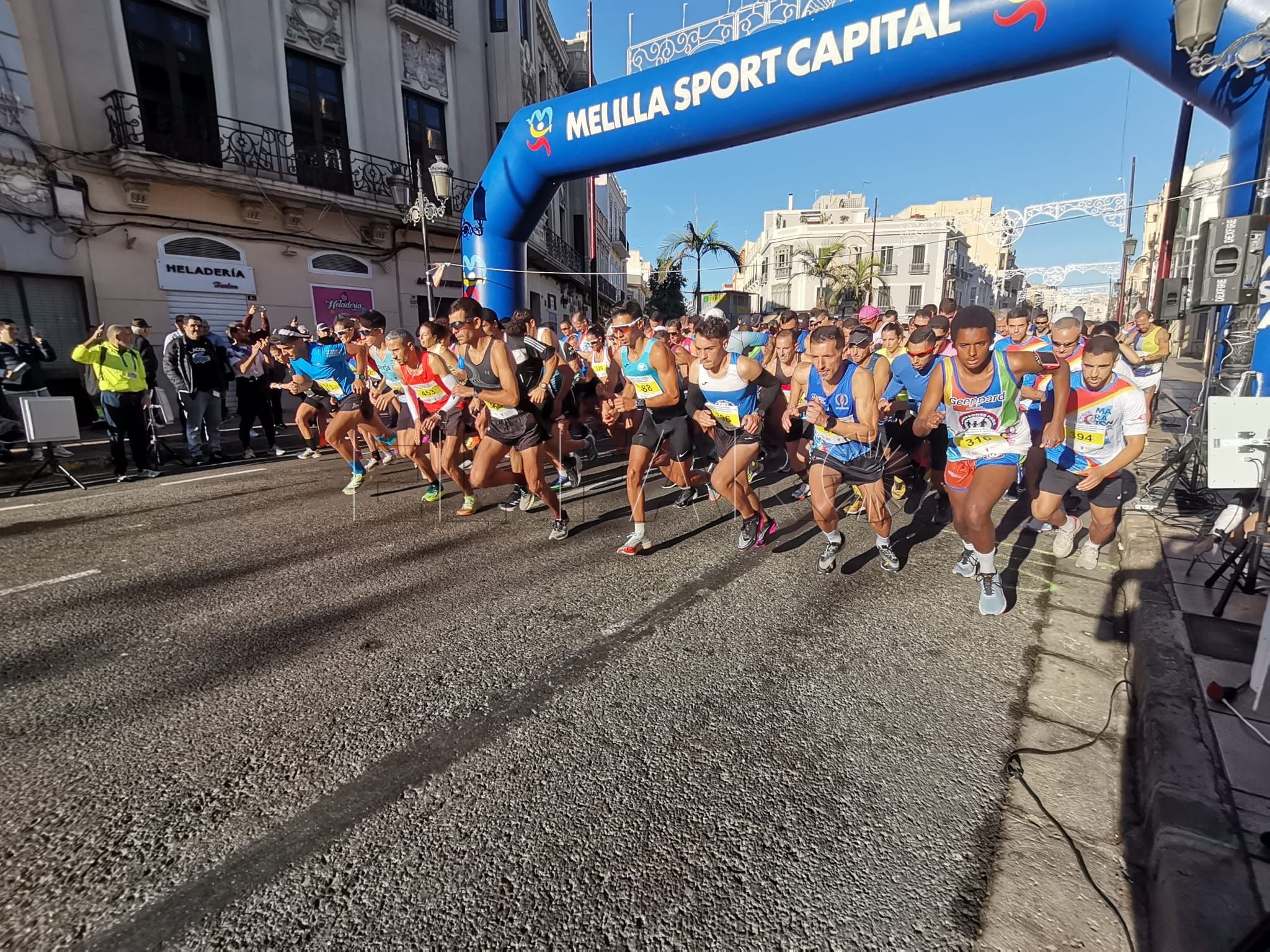 WhatsApp Image 2022 11 27 at 11.49.45 Mohamed El Tahaoui y Conchi Suárez ganan la I Maratón Melilla Sport Capital