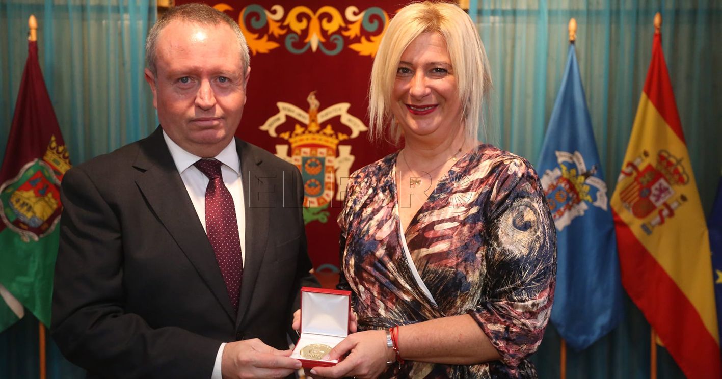 Correos recibe la más alta distinción de la Unión Nacional de Escritores en la Casa de Melilla en Málaga
