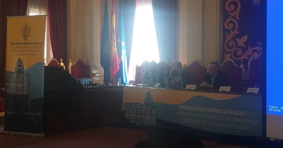 jorn La Ciudad entrega una medalla al interventor general de Melilla Carlos Alberto Susín