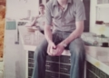 pepe sentado en la barra Un camarero en el servicio militar en el año 1976