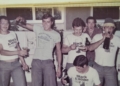 varios bebiendo Un camarero en el servicio militar en el año 1976