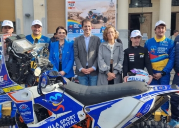 La Plaza de España, con el Palacio de la Asamblea de fondo, fue el lugar elegido para presentar a los participantes melillenses en el Dakar 2023.