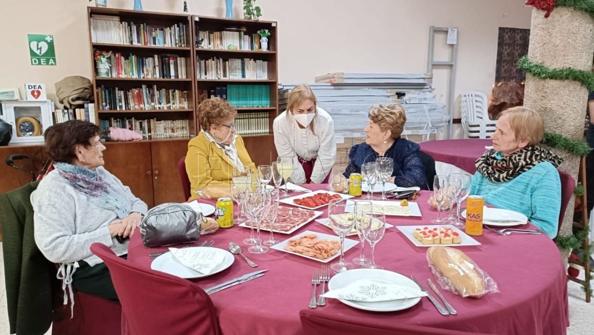 7e9b8e4f b971 45cb b60d 30366267dffb e1672336683203 Francisca Maeso asiste a la comida de Navidad del Centro de día San Francisco de Melilla