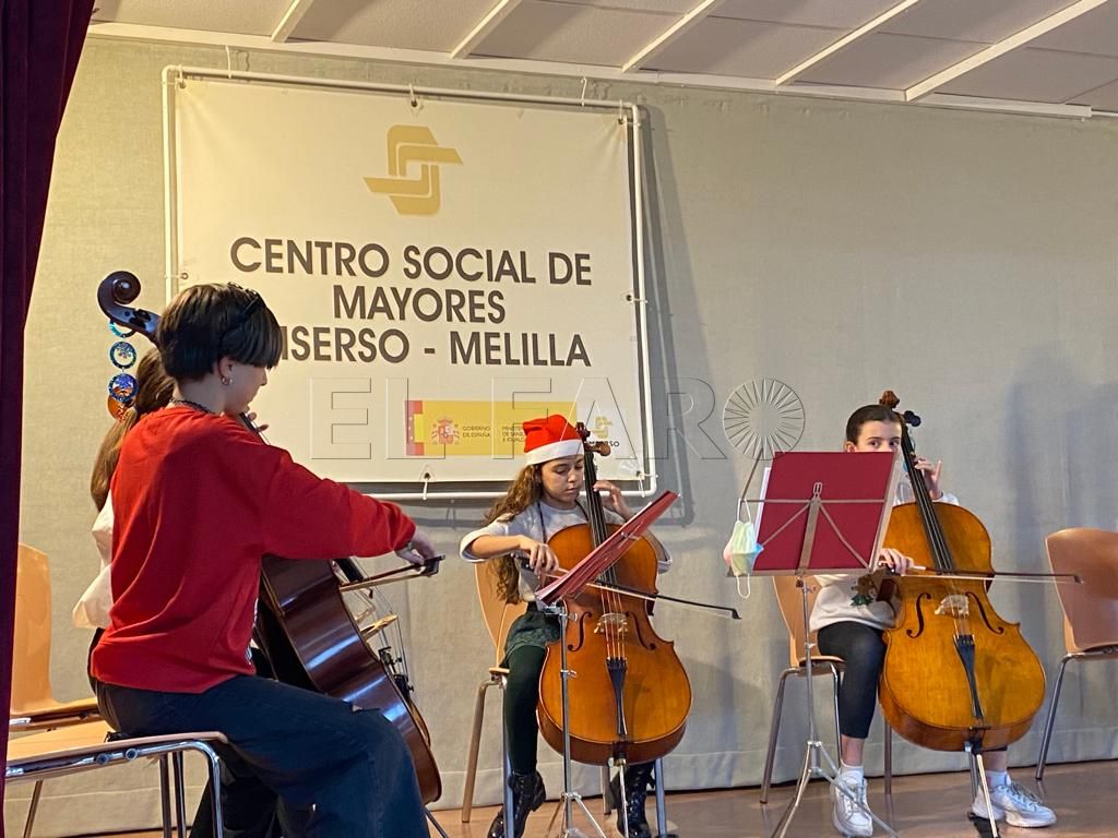 Estudiantes del Conservatorio Profesional acercan la música a los mayores del Centro Social