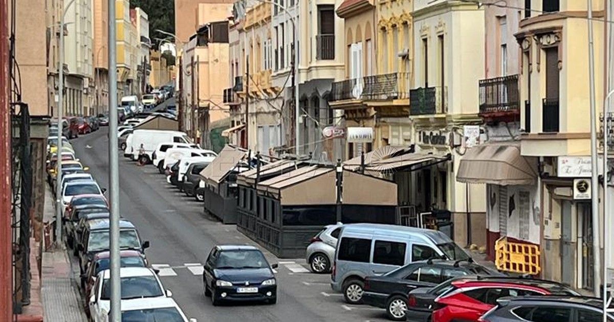 Coches aparcados en el centro de Melilla El Gobierno aprueba el reconocimiento recíproco y el canje de los permisos de conducir entre España y Reino Unido