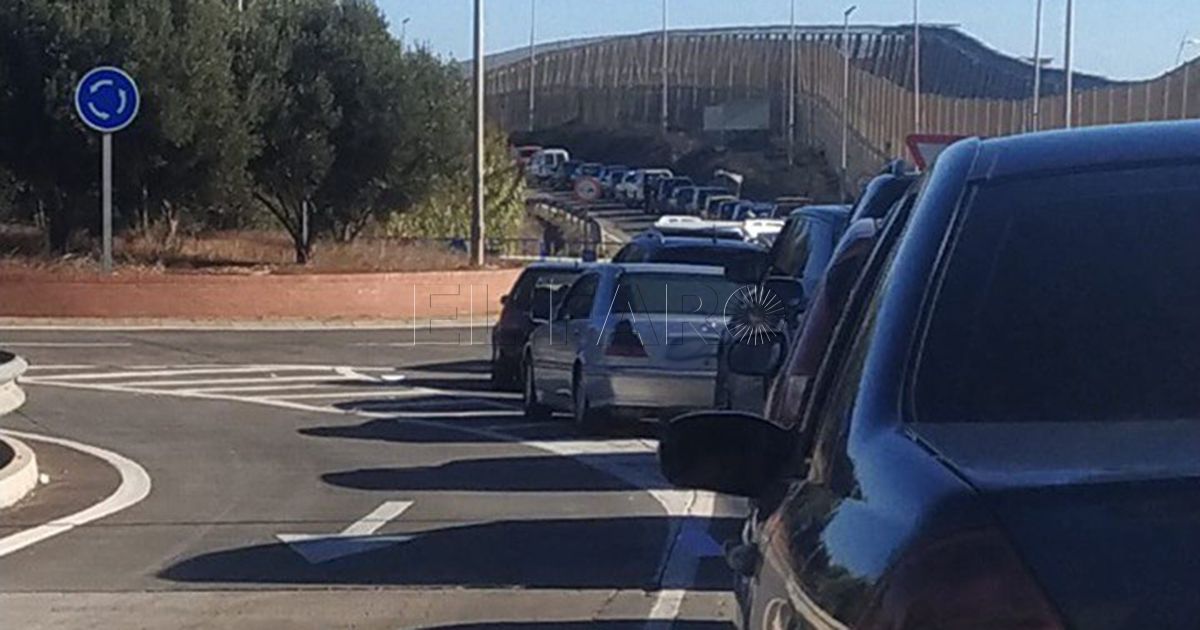 Colas frontera Malestar entre los melillenses por las largas colas en la frontera