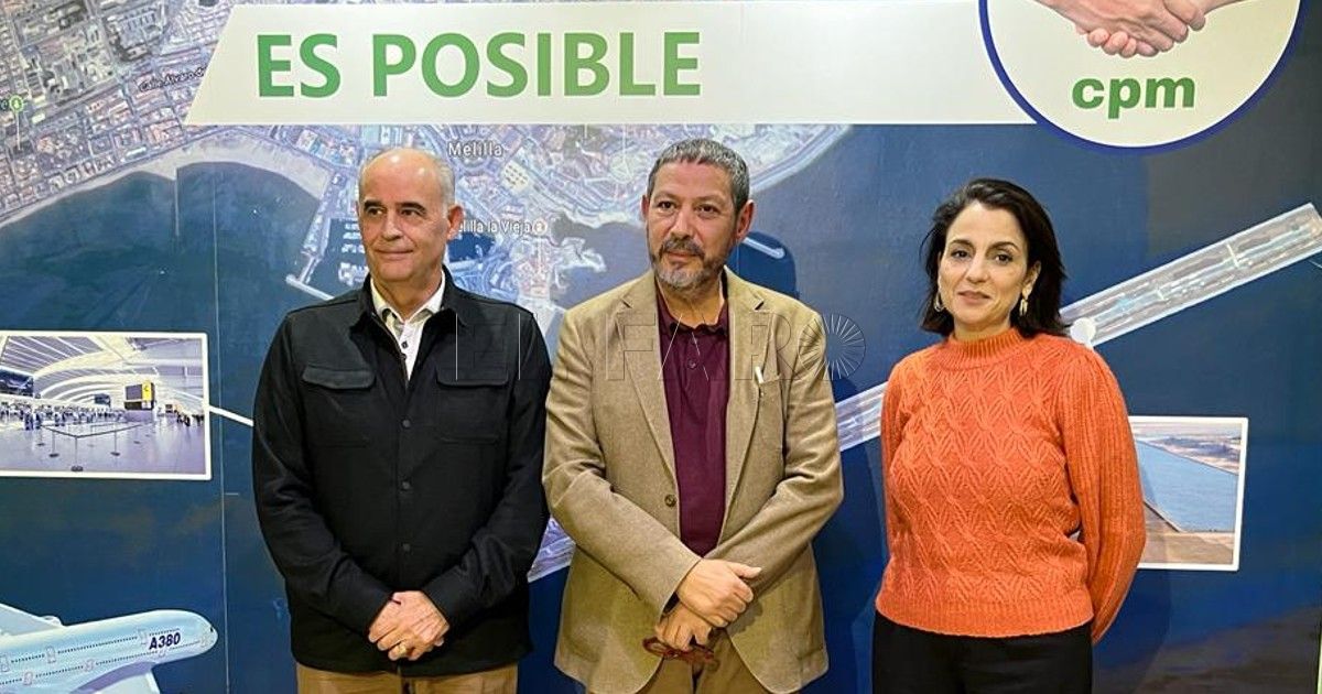 Emilio Guerra Mustafa Aberchán y Dunia Almansouri en la sede de CpM Aberchán reclama una bajada del IPSI de los productos de primera necesidad al 0%