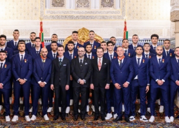 Equipo marroquí posando con el rey de Marruecos Marruecos lanza museo virtual de la participación de su selección en el Mundial de Qatar