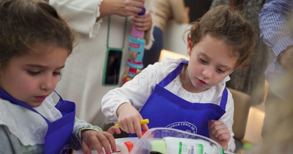 Niños en talleres de manualidades La Juguetería del Mar, una iniciativa de Baleària para promover el reciclaje