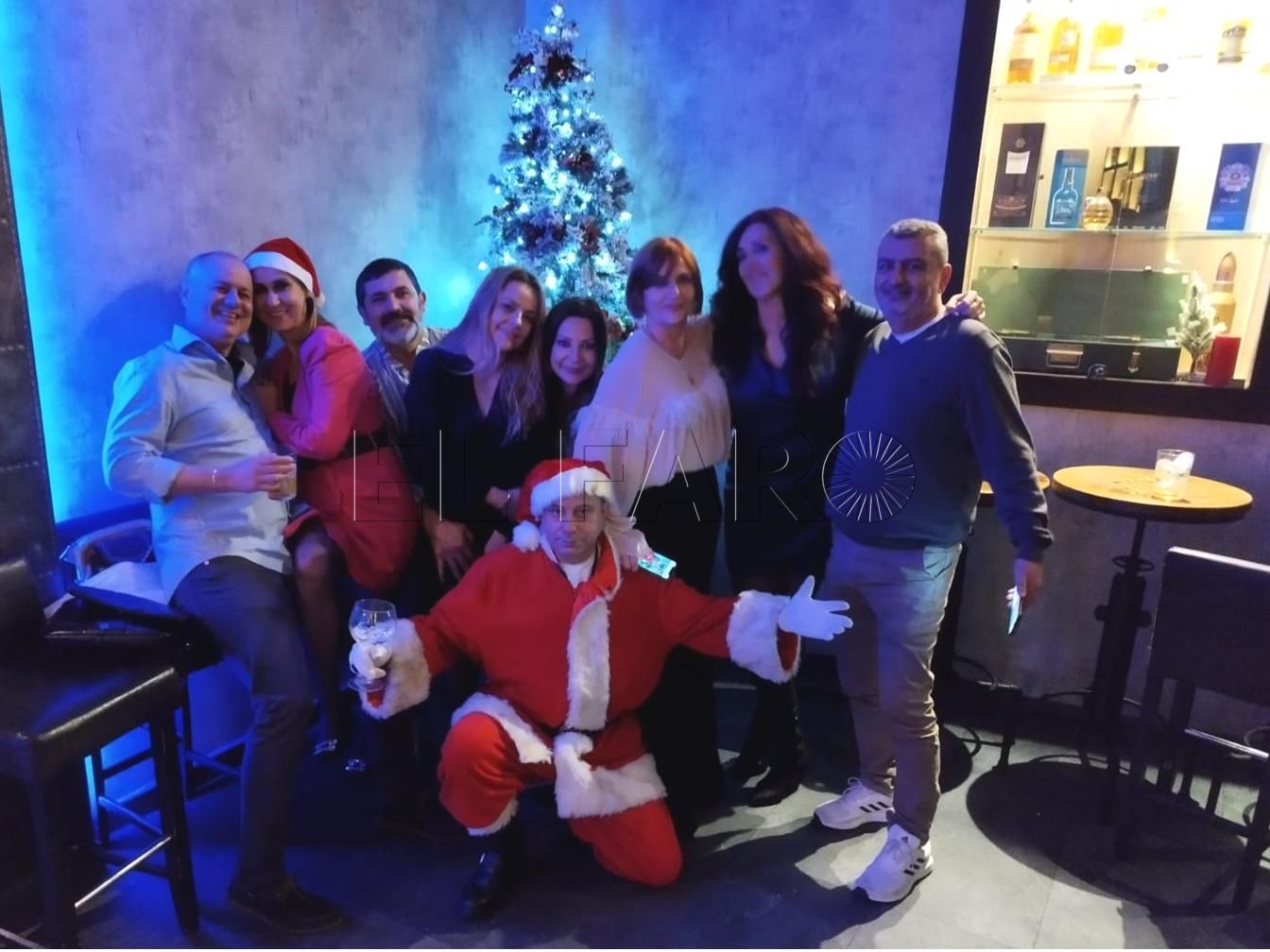 Papa Noel en el pub EPOKA con amigos Papá Noel: Historia, mito y tradiciones