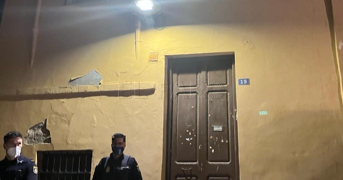 Policías a las puertas de la calle Alicante 19 el lunes por la noche. Miguel murió solo y abandonado en Melilla