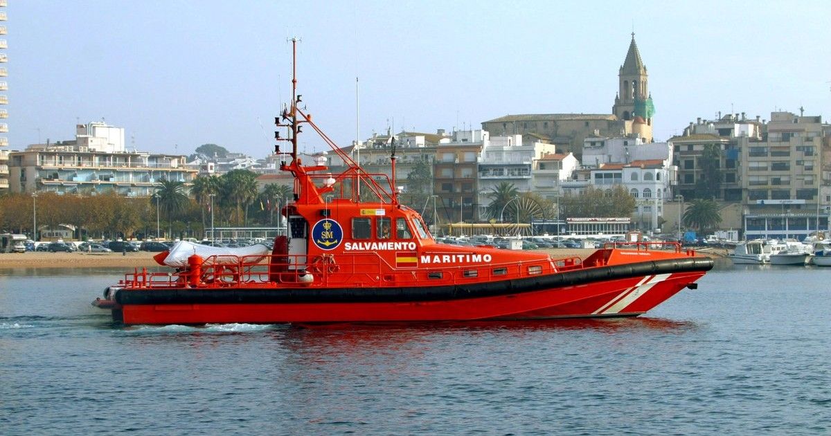 Salvamento Marítimo en una imagen de archivo Tres inmigrantes magrebíes llegan a la Isla de Alborán