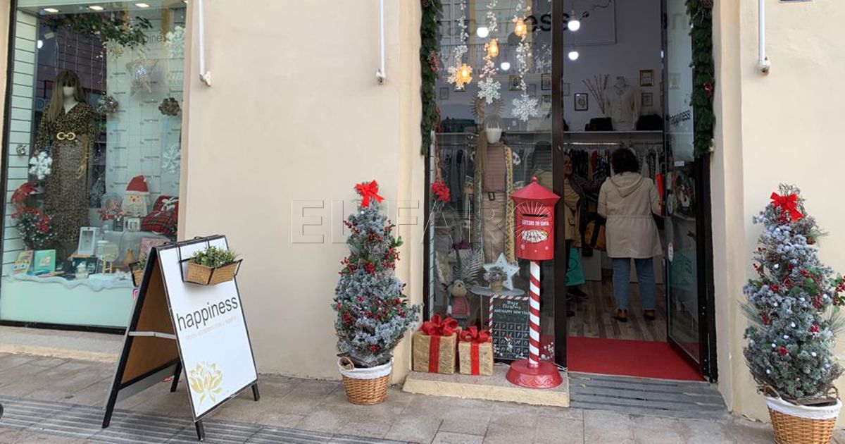 Tienda navideña Rojo y plateado, los tonos más usados en la decoración de Navidad de los comercios de Melilla
