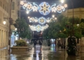 El alumbrado de Navidad se enciende en una tarde de agua