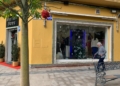 WhatsApp Image 2022 12 07 at 12.18.20 Rojo y plateado, los tonos más usados en la decoración de Navidad de los comercios de Melilla