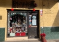WhatsApp Image 2022 12 07 at 12.18.20 3 Rojo y plateado, los tonos más usados en la decoración de Navidad de los comercios de Melilla